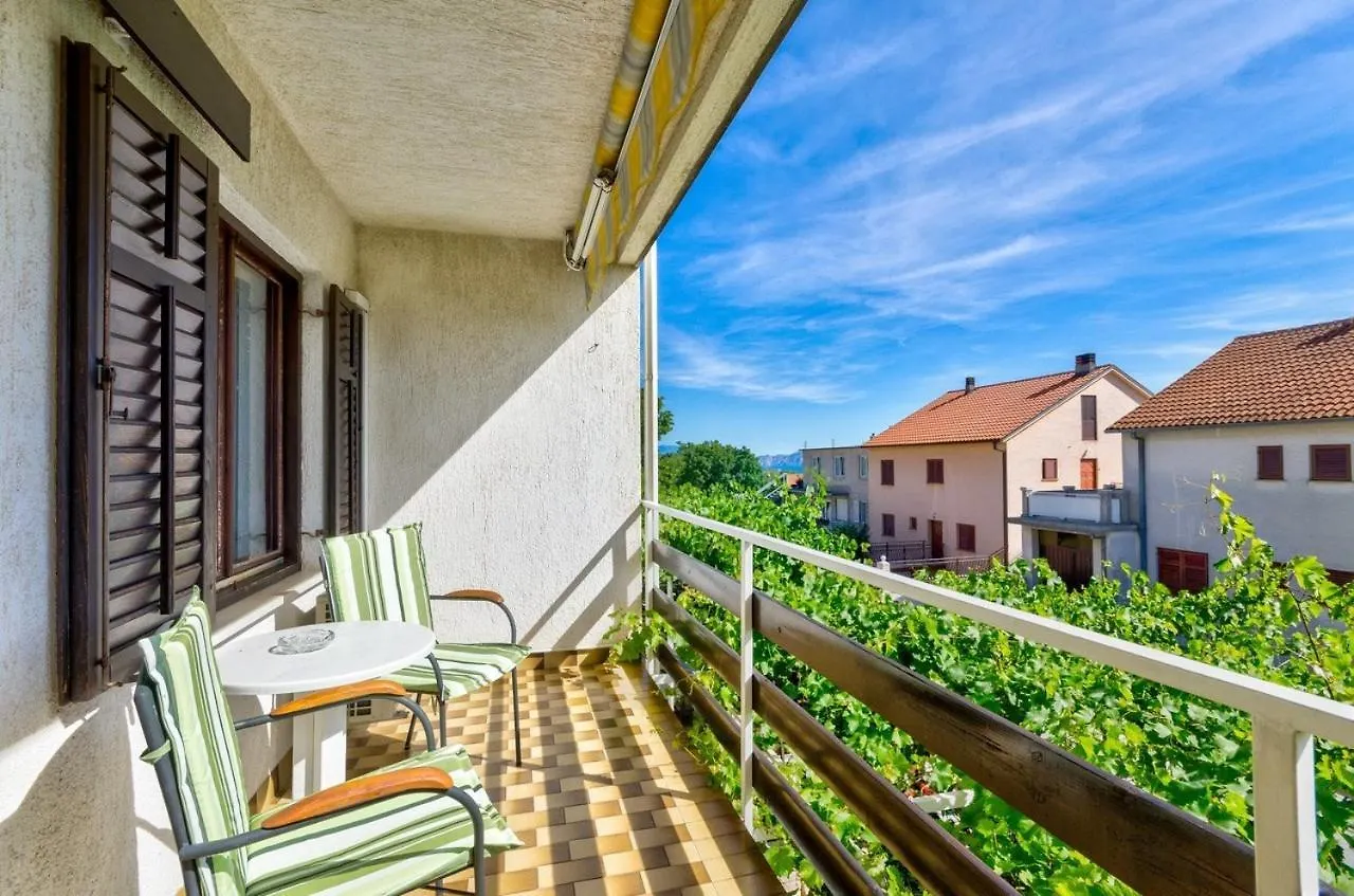 Three-Bedroom Apartment Crikvenica 8 0*,